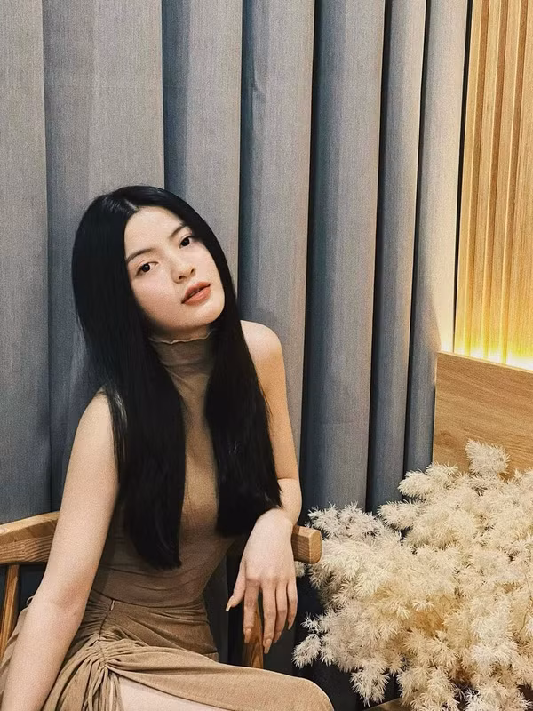 Chứng kiến những tiến triển trên của Quang Hải và Thanh Huyền, nhiều người đặt ra câu hỏi phải chăng là thầm khẳng định chủ quyền của người đẹp đến từ Sơn Tây?