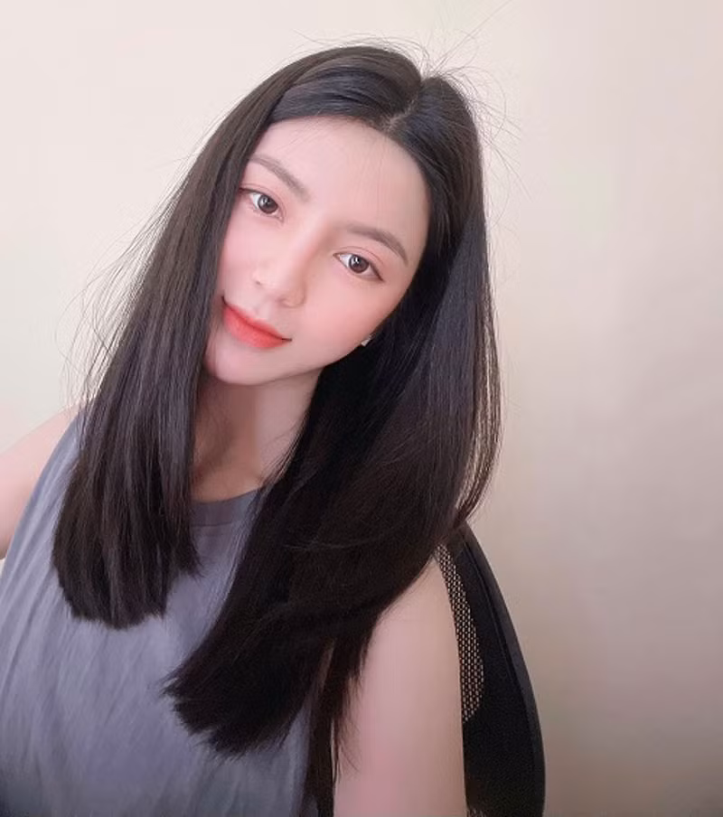 Cách đây chưa lâu, Chu Thanh Huyền cũng sang Hàn Quốc để ký hợp đồng phân phối với 1 hãng mỹ phẩm cùng với thời điểm tuyển Việt Nam thi đấu trên SVĐ Suwon World Cup với đội chủ nhà tại loạt trận giao hữu FIFA Days tháng 10.