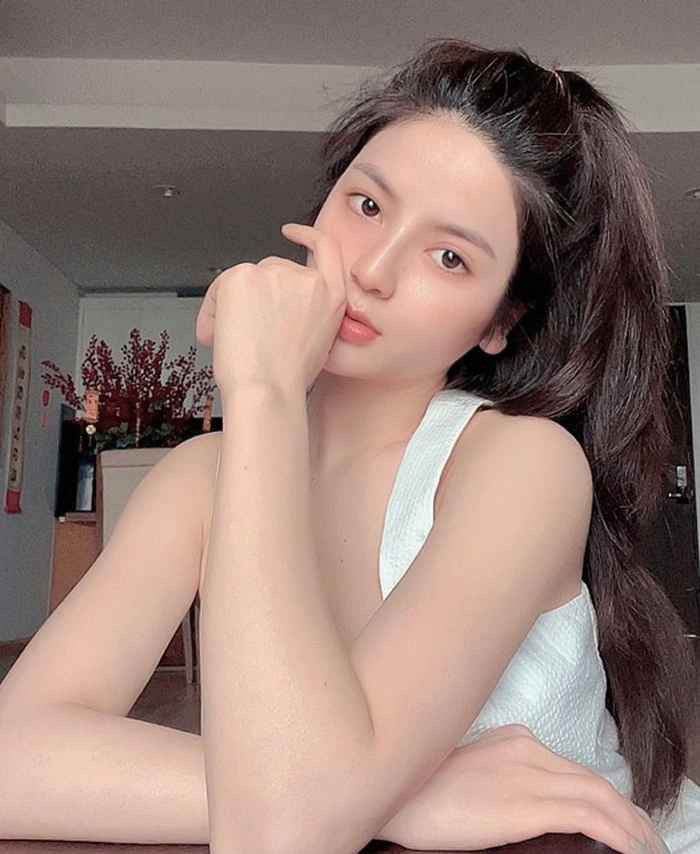 Trước đó, Thanh Huyền cũng công khai đăng ảnh Quang Hải tập luyện tại nhà, thoải mái ngắm mưa rơi ngoài trời từ cửa kính cùng bạn gái.