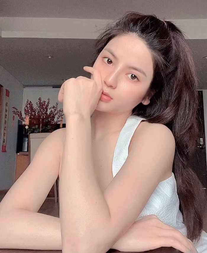 Trước đó, Thanh Huyền cũng công khai đăng ảnh Quang Hải tập luyện tại nhà, thoải mái ngắm mưa rơi ngoài trời từ cửa kính cùng bạn gái.