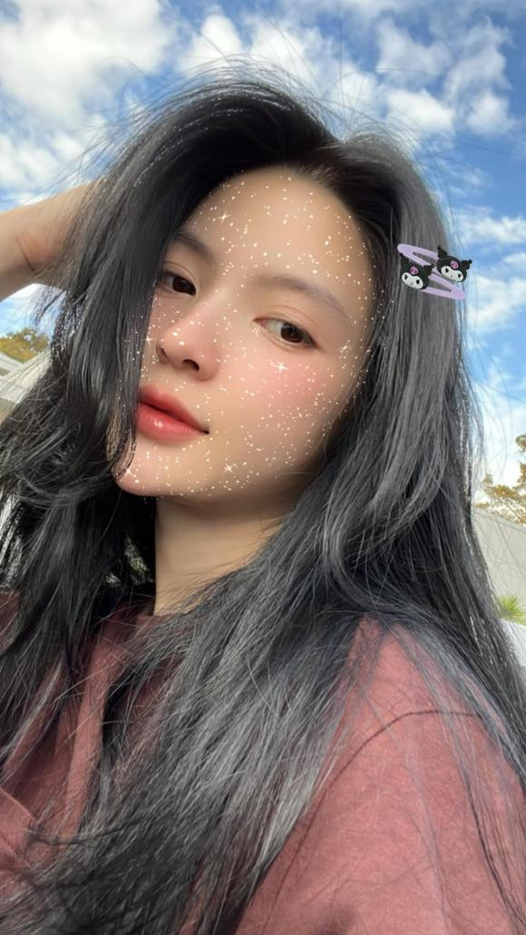 Kể từ khi quen Quang Hải, Chu Thanh Huyền luôn xuất hiện với mái tóc dài, mái để lệch sang một bên. Hình ảnh mới của nàng WAGs hoàn toàn khác ngày thường.