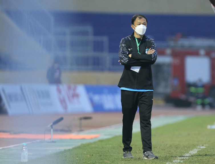 Năm 2002 - thời điểm bầu Đức tiếp nhận CLB HAGL, Dương Minh Ninh khi ấy là tiền đạo của đội bóng phố núi. Ông đá cặp cùng tân binh Kiatisak Senamuang trên hàng công và giúp đội giành ngôi Á quân giải Hạng Nhất, cùng với đó là suất lên chơi ở V-League.