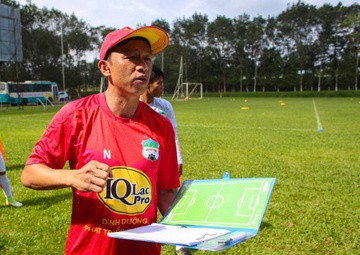 Ông Dương Minh Ninh tiếp tục góp mặt trong ban huấn luyện HAGL dưới thời HLV Kiatisak Senamuang. Tổng cộng, vị huấn luyện viên này gắn bó với đội bóng phố núi hơn 20 năm.