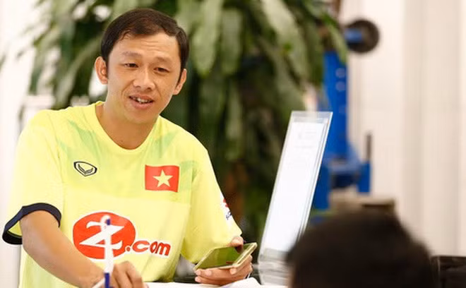 Từ mùa giải 2003, ông Dương Minh Ninh quyết định rút về làm công tác huấn luyện. Tới năm 2007, khi bầu Đức mở học viện HAGL - Arsenal JMG, ông Dương Minh Ninh trở thành trợ lý cho HLV Guilaumme Graechen.