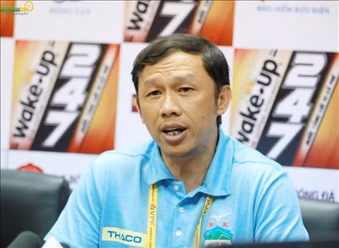 Trong hai mùa giải 2003 và 2004, HAGL liên tiếp vô địch với đội hình hoàng kim, trong đó chủ chốt là dàn sao Thái Lan Kiatisak, Tawan Sripan, Dusit Chalermsan, Chukiat Noosarung. Tiền đạo Dương Minh Ninh chủ yếu đóng vai trò kép phụ.