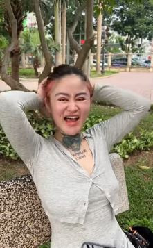 Cũng trong đoạn phỏng vấn này, Ngân Baby được hỏi về nguồn gốc chiếc ô tô màu đỏ mà cô mới tậu, bởi lẽ, trước đó, nhiều người cho rằng, hiện tượng mạng này chỉ thuê chiếc ô tô này để "sống ảo" mà thôi.