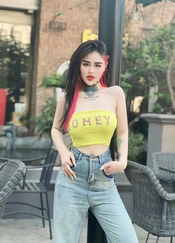 Ngay sau khi đoạn clip về màn phỏng vấn Ngân Baby xuất hiện trên mạng xã hội lập tức nhận được nhiều sự quan tâm của cộng đồng mạng. Nhiều người tỏ ra khá ngờ vực về mức thu nhập mà cô chia sẻ.