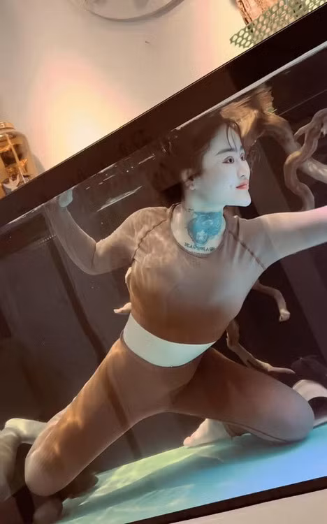 Thời gian gần đây, cái tên Ngân Baby (SN 2003, tên thật là Nguyễn Thị Hoàng Ngân) là cái tên không còn xa lạ với cộng đồng mạng.