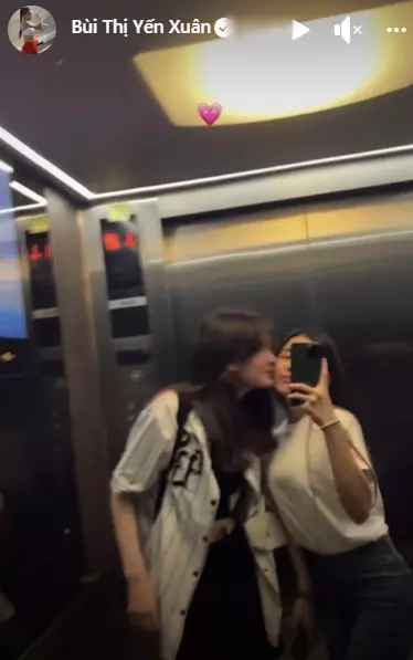 Trùng hợp, trên trang cá nhân Yến Xuân - bạn gái Đặng Văn Lâm cũng có động thái chú ý. Nàng WAGs đăng tải đoạn clip nhí nhố bên Thanh Giang, kèm biểu tượng trái tim màu hồng.