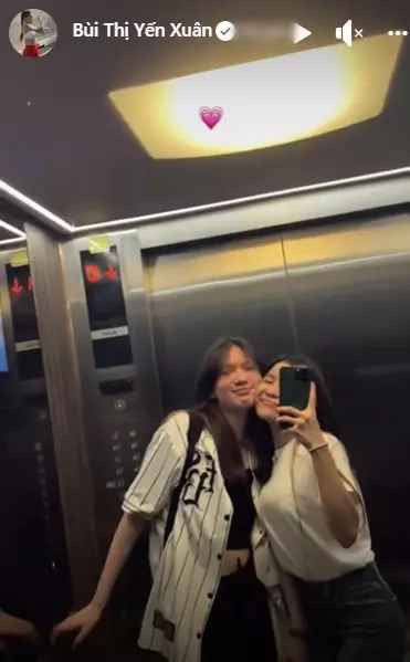 Đăng ảnh Thanh Giang bên chiếc bánh ngọt, thủ môn Đặng Văn Lâm nhắn nhủ đơn giản nhưng ấm áp: "Chúc mừng sinh nhật em gái".