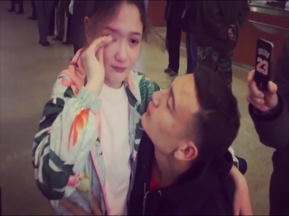 Bức ảnh Thanh Giang bịn rịn khi phải chia tay anh cả về Việt Nam thi đấu.