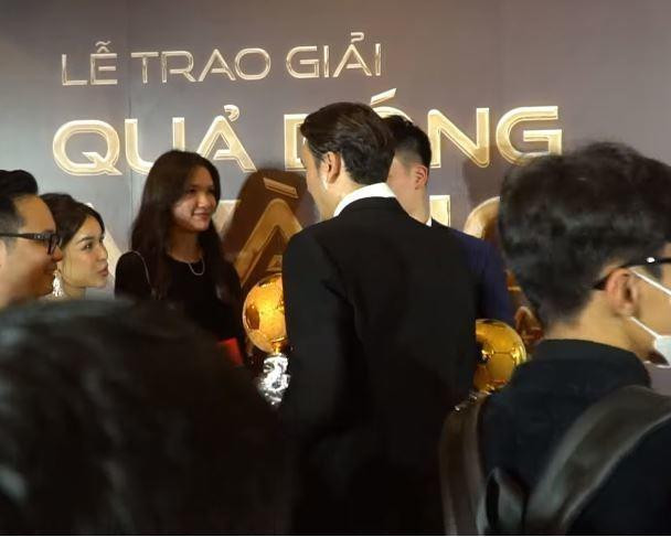 Sau buổi lễ, Đặng Văn Lâm đã đến chúc mừng Hoàng Đức. Trong lúc cả hai trò chuyện vui vẻ, hot girl Thanh Giang - đã tiến đến và xin chụp hình chung với "Quả bóng vàng Việt Nam 2023".