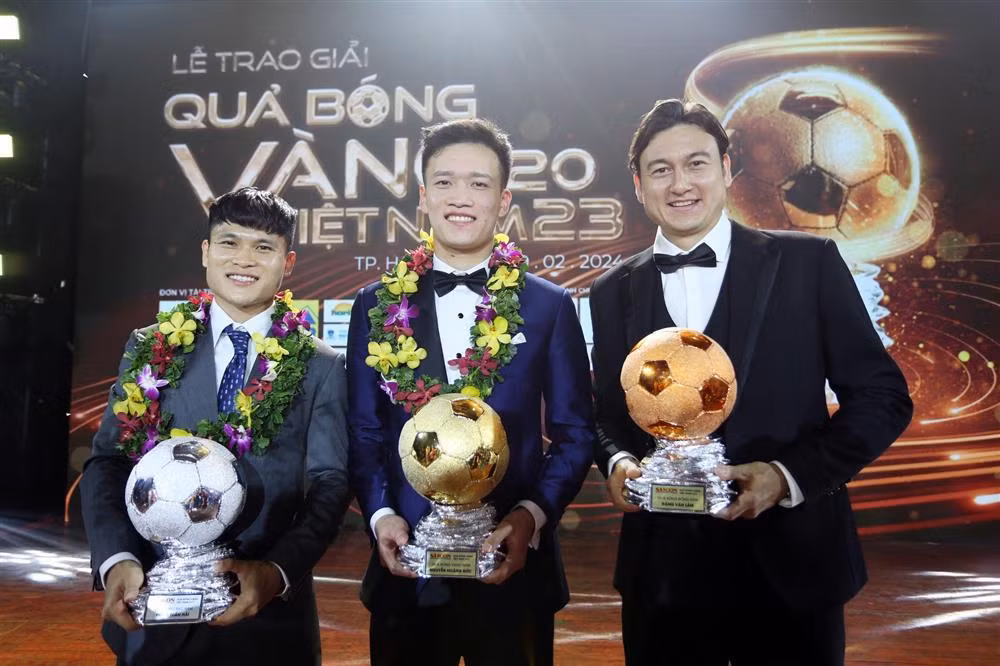 Tối 19/2, Lễ trao giải Quả bóng vàng Việt Nam 2023 đã diễn ra tại TP.HCM. Ở hạng mục bóng đá nam, Hoàng Đức trở thành chủ nhân Quả Bóng Vàng 2023. Trong khi đó, Tuấn Hải là Quả Bóng Bạc và Đặng Văn Lâm nhận Quả Bóng Đồng.
