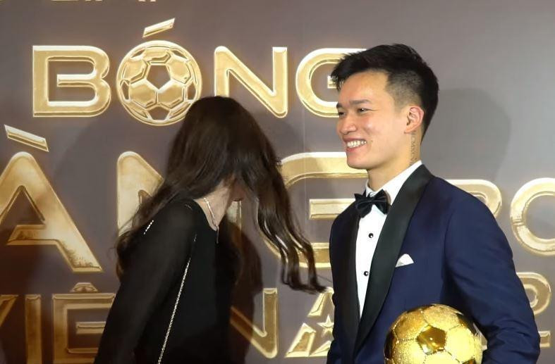 Qua đoạn clip, có thể thấy, em gái Đặng Văn Lâm ngượng ngùng khi được chụp hình bên thần tượng. Sau đó, cô lúng túng quay mặt về phía sau và cười bẽn lẽn.