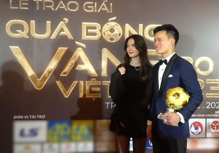 Thủ môn Đặng Văn Lâm khá bất ngờ khi thấy em gái. Anh đã mở lời với người đồng đội thân thiết và giới thiệu về Thanh Giang.