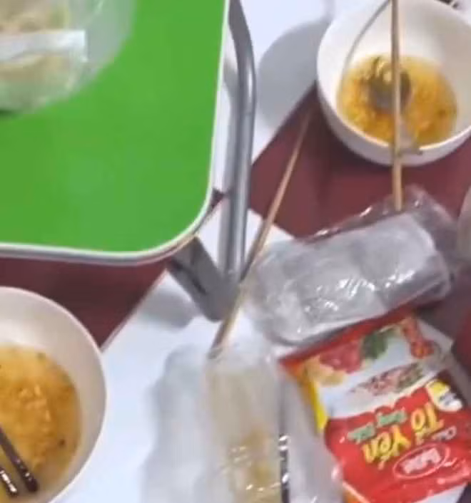 Dưới đây là một số tranh luận của người xem về vụ việc: "Người ta nộp tiền đầy đủ là được, sống sao là việc của họ, tại sao chủ nhà can thiệp sâu quá làm gì", "Đồng tình với chủ nhà. Xây phòng sạch đẹp cho thuê, ở bẩn thế kia rồi sau này dọn đi bất ngờ thì sao"...