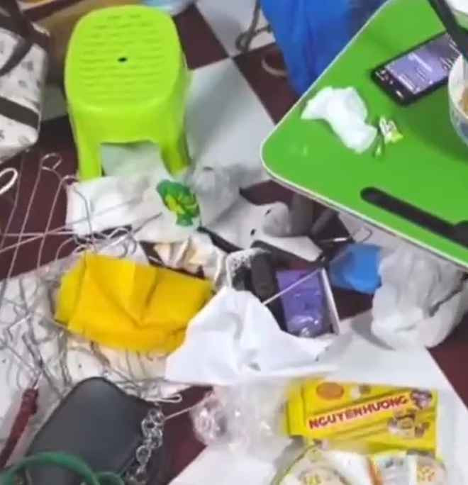 Ngoài ra, netizen cho rằng rất có thể đây chỉ là một đoạn clip diễn. Bởi nhìn sàn nhà, khu vực phòng bếp vẫn khá sạch sẽ, không bám bụi. Do vậy, nhiều người nghi ngờ chỉ là cố tình dàn cảnh, vứt đồ đạc lung tung để quay clip câu view.