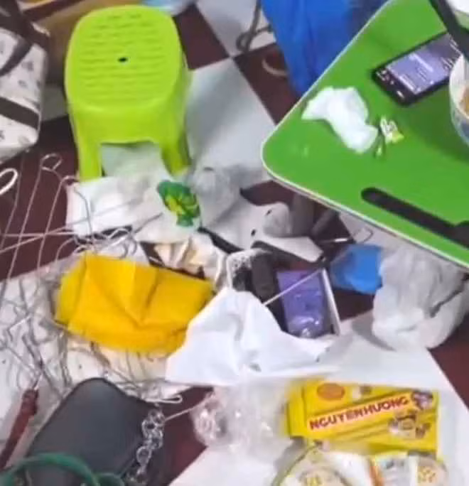 Ngoài ra, netizen cho rằng rất có thể đây chỉ là một đoạn clip diễn. Bởi nhìn sàn nhà, khu vực phòng bếp vẫn khá sạch sẽ, không bám bụi. Do vậy, nhiều người nghi ngờ chỉ là cố tình dàn cảnh, vứt đồ đạc lung tung để quay clip câu view.