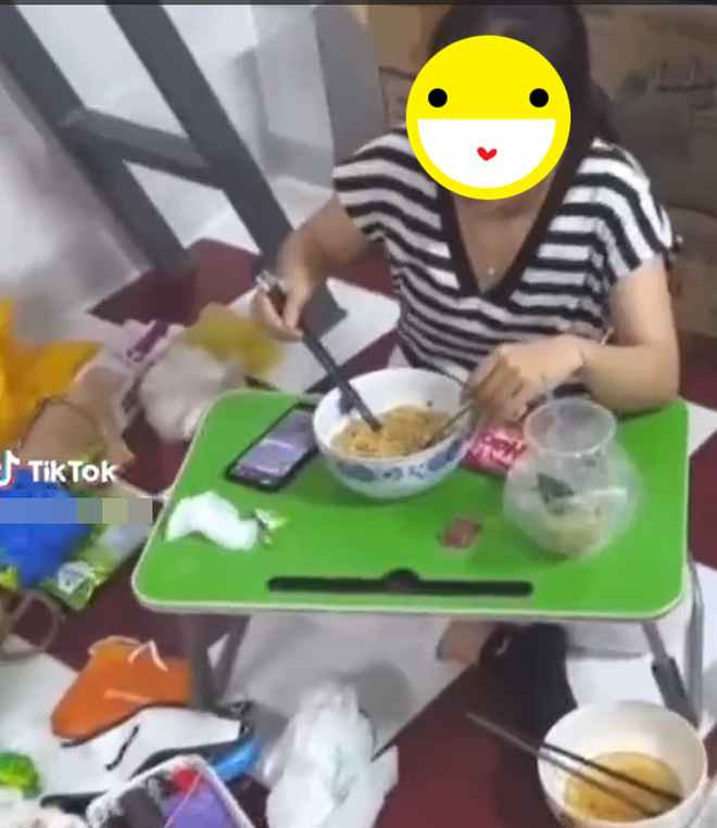 “Đóng tiền nhưng ở bẩn vậy thì dọn đi luôn đi. Tiền thì tiền chứ ở bẩn vậy còn hàng xóm thì sao. Con gái mà sinh viên mà ở dơ kinh khủng, bát đũa không rửa. Mà ăn uống, dọn dẹp có mất bao nhiêu thời gian đâu sao ở chung với rác mà cũng ở được. Ra đường thấy cũng ăn diện lắm mà ai biết ở bẩn như vậy ”, chủ phòng trọ cảm thán khi thấy căn phòng của cô gái.