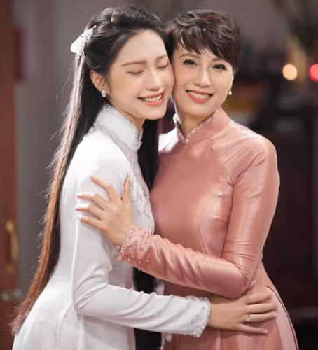 Bà Mai Đoàn đặt ảnh mình thời trẻ bên cạnh ảnh của Doãn Hải My hiện tại để làm nổi bật lên nét tương đồng. Hai mẹ con đều có nhan sắc ngọt ngào, đằm thắm.