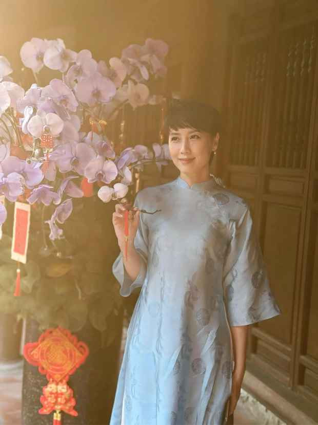 Vẻ thanh xuân tràn đầy, nét rạng rỡ từ ánh mắt đến nụ cười, có thể thấy mẹ của Doãn Hải My thời trẻ là một mỹ nhân khiến người ta thương nhớ.