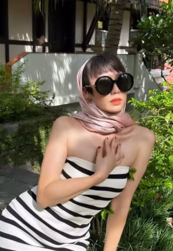 Trước đó, cô Mai Đoàn cũng tự tin khoe ảnh chụp cận mặt khi đang ngồi trên ô tô. Cư dân mạng đoán rằng mẹ con Doãn Hải My chỉ mới di chuyển tới Sa Pa.