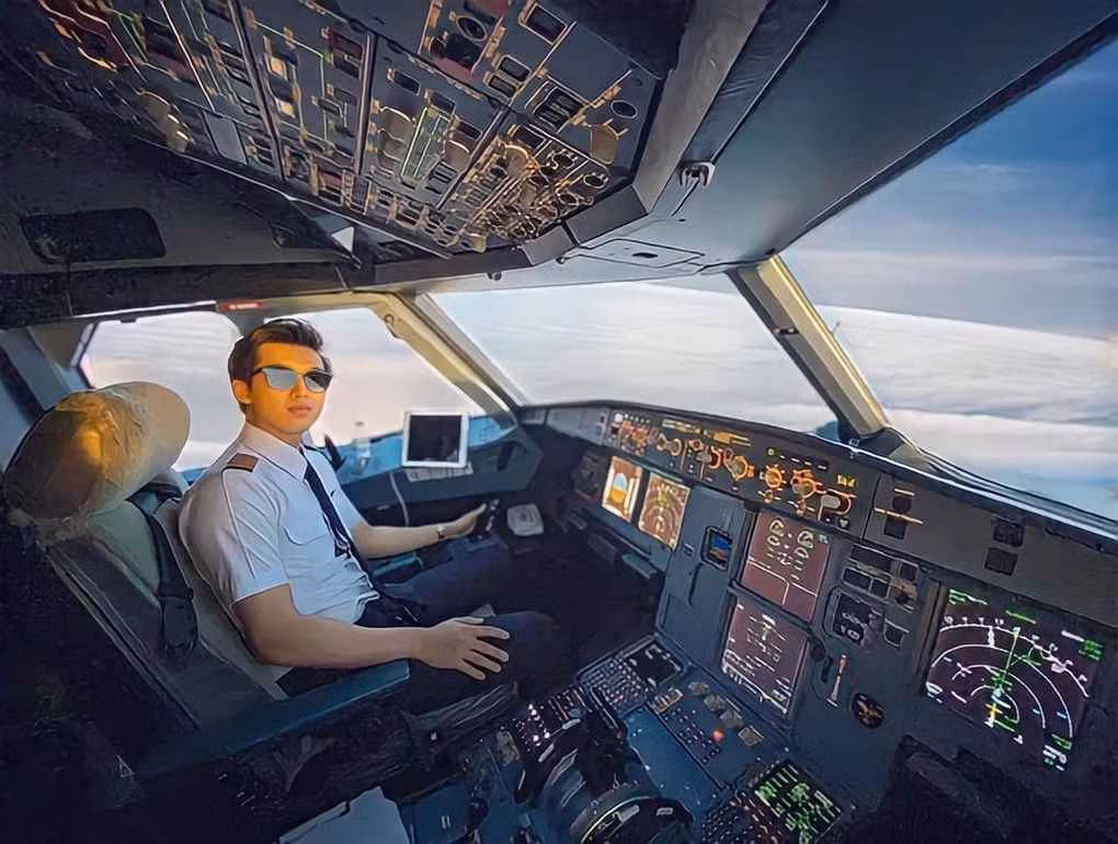 Kenny Tiêu (SN 1993, Bỉ) hiện là phi công của hãng hàng không Vietjet Air. Anh từng có thời gian theo học Trung tâm đào tạo phi công châu Âu (Euro Pilot Center) vào năm 15 tuổi.