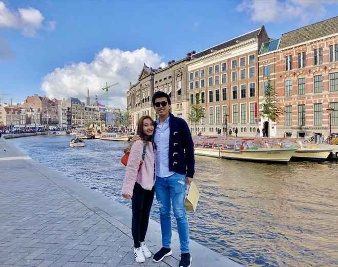 Rũ bỏ bộ đồng phục nghiêm túc khi đi làm, Kenny trở về với phong cách thời trang đời thường trẻ trung, năng động.