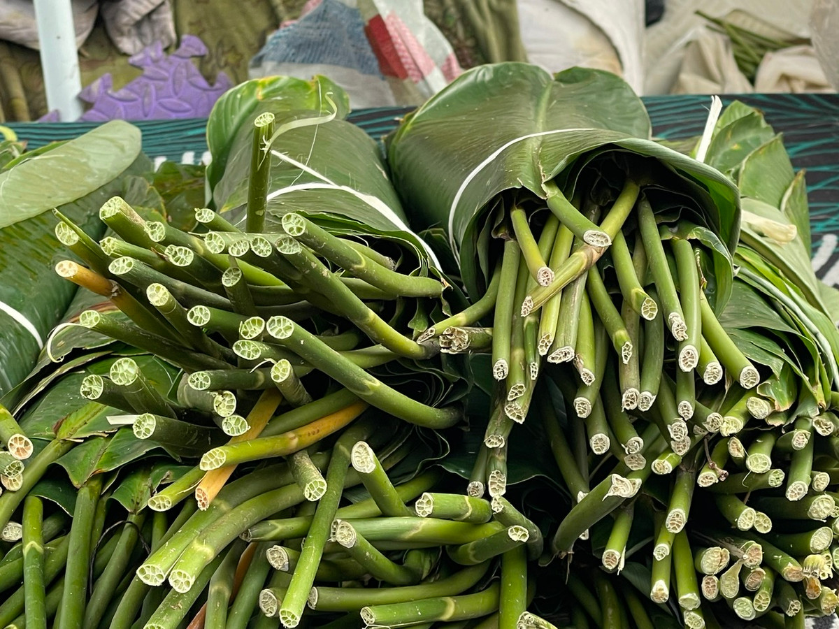 Một tiểu thương bán lá dong ở chợ Trần Quý Cáp hơn 10 năm cho biết, năm nay lá dong to và đẹp, lá xanh mướt nên người đến mua rất dễ chọn.