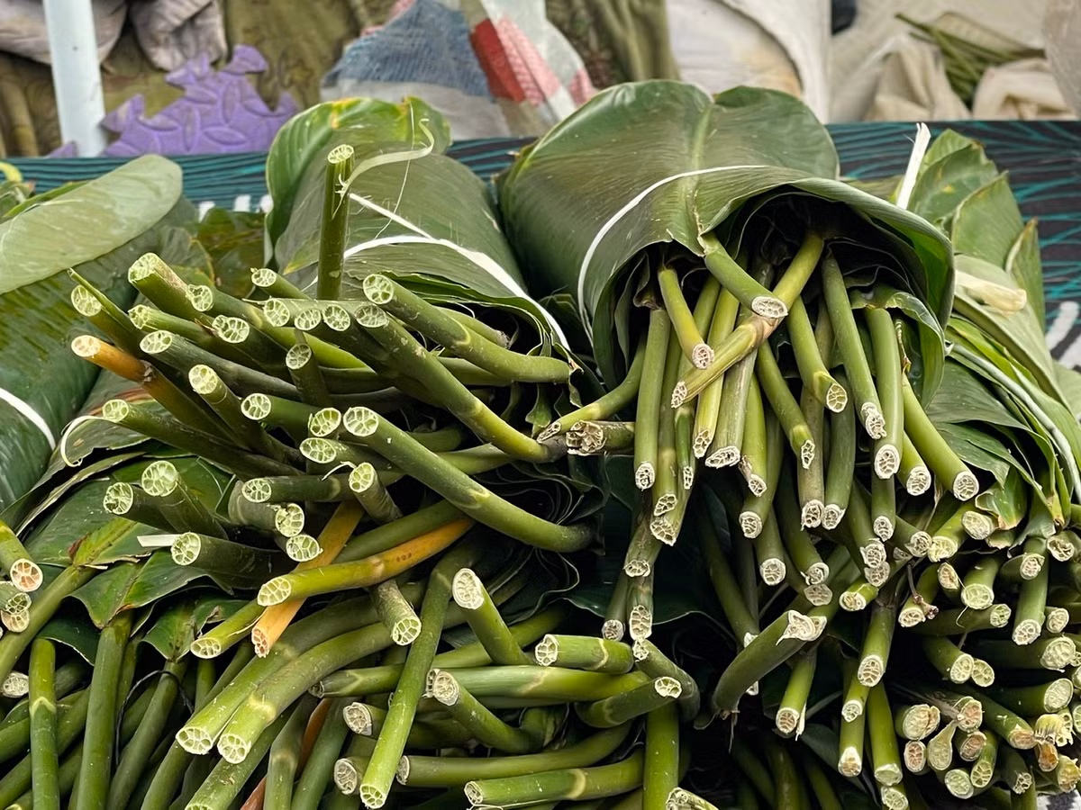 Một tiểu thương bán lá dong ở chợ Trần Quý Cáp hơn 10 năm cho biết, năm nay lá dong to và đẹp, lá xanh mướt nên người đến mua rất dễ chọn.