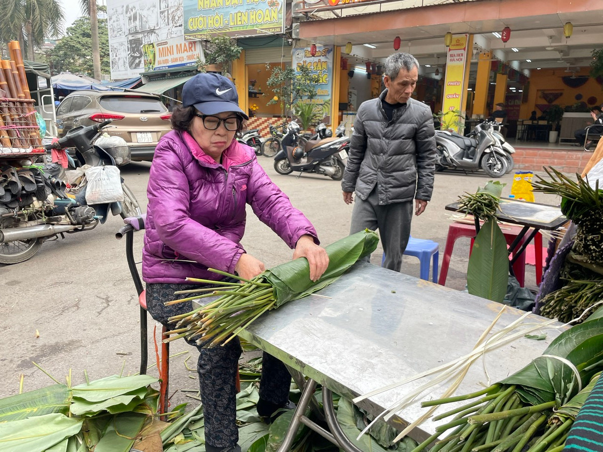 Lá dong năm nay to đẹp, xanh mướt nên được người tiêu dùng ưa chuộng, mỗi ngày mỗi sạp bán được hàng vạn lá.