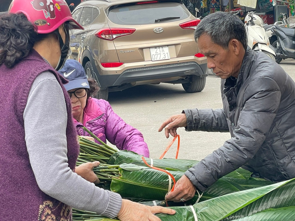 "Năm nay chúng tôi bán hàng từ Rằm tháng Chạp, lượng người mua nhiều, có lúc hết cả lá để bán. Mỗi ngày cũng bán được hàng vạn lá dong với lạt", tiểu thương này chia sẻ.