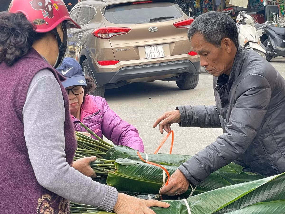 "Năm nay chúng tôi bán hàng từ Rằm tháng Chạp, lượng người mua nhiều, có lúc hết cả lá để bán. Mỗi ngày cũng bán được hàng vạn lá dong với lạt", tiểu thương này chia sẻ.