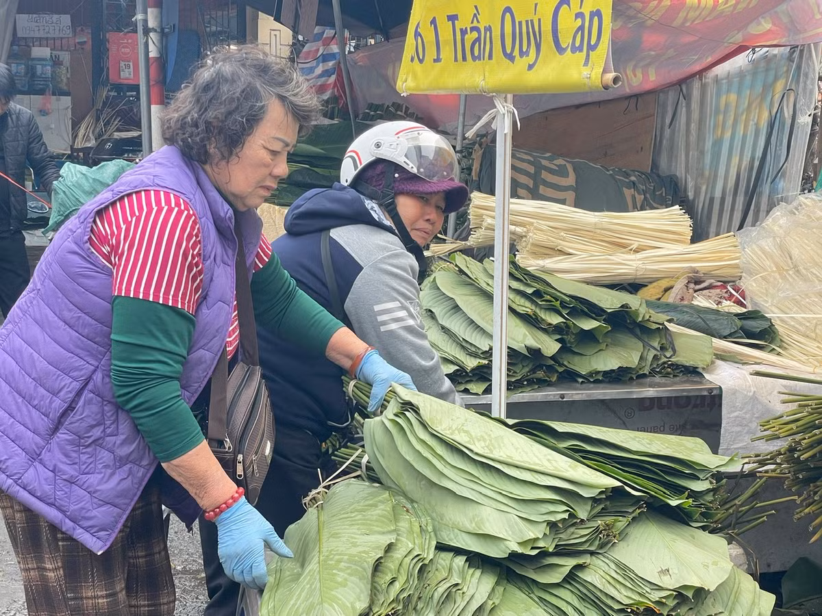 Giá lá dong năm nay đắt hơn so với năm ngoái từ 40.000 - 80.000 đồng/bó 50 lá. Tuy nhiên, tiểu thương ở đây cho biết, năm nay còn không đủ lá để bán, sức mua mạnh hơn so với những năm trước.