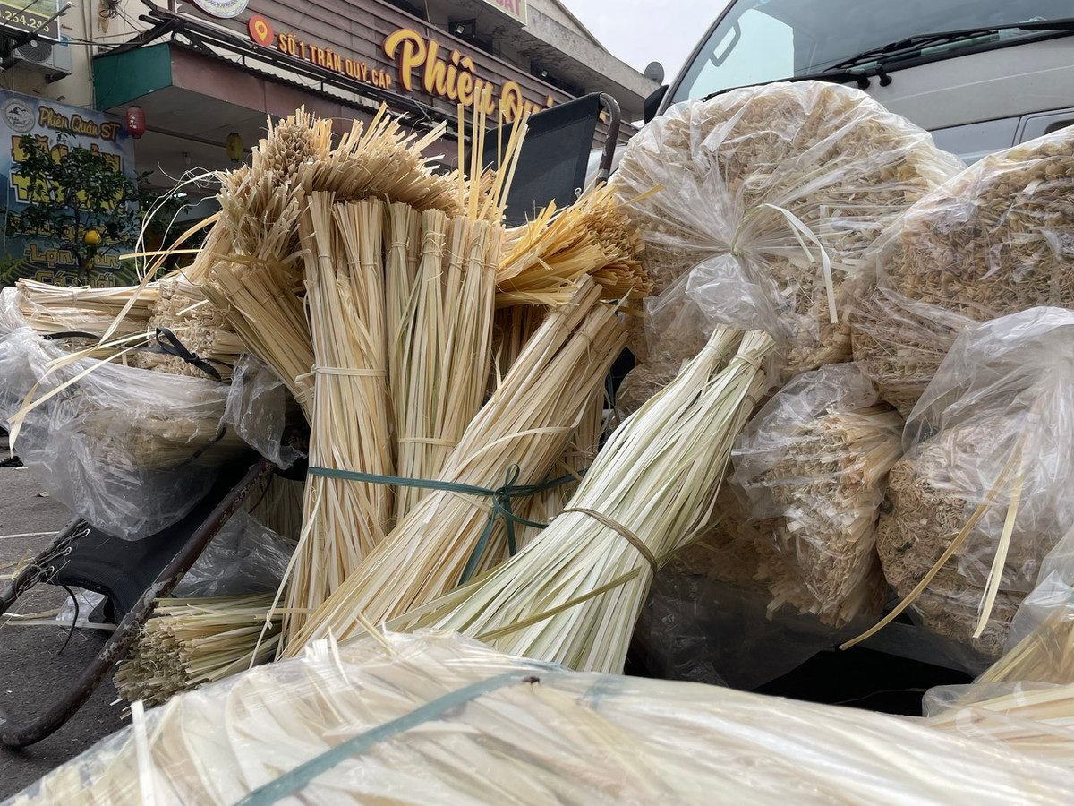 Bán kèm là lạt gói bánh với giá 10.000 - 15.000 đồng/bó.