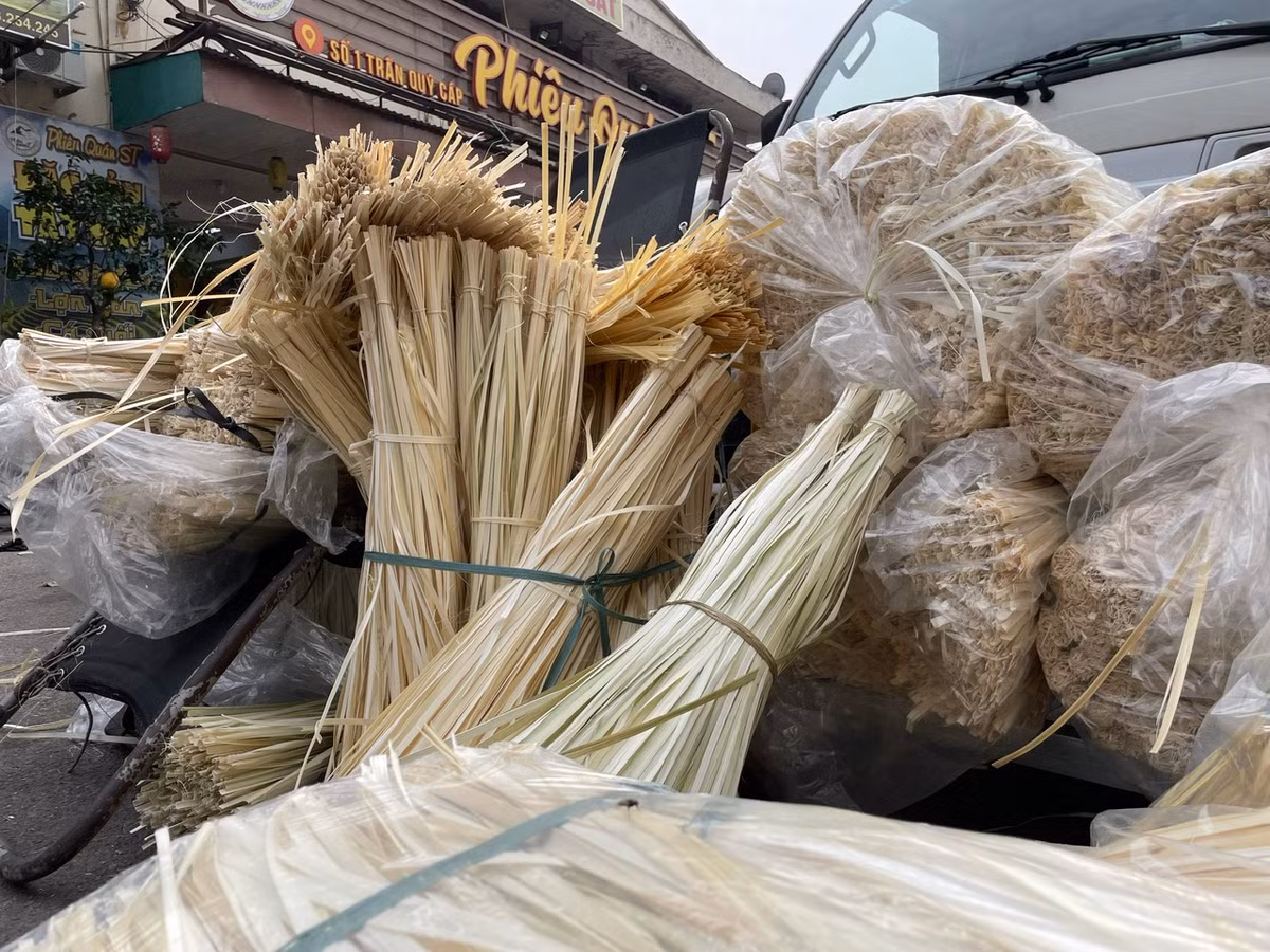 Bán kèm là lạt gói bánh với giá 10.000 - 15.000 đồng/bó.