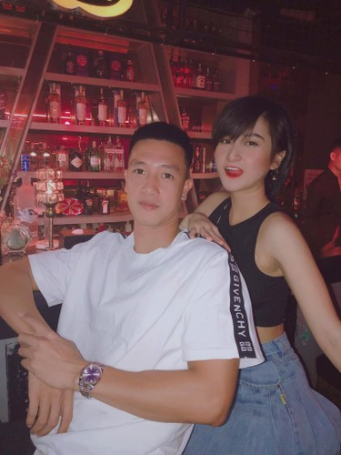 Thuỳ Dương đã gắn bó với công việc kinh doanh gần 9 năm, có một nguồn thu nhập ổn định. Vợ chồng cô, người theo nghiệp cầu thủ, người theo nghiệp kinh doanh, nguồn tài chính đủ để có cuộc sống thoải mái và lo cho hai bên gia đình.