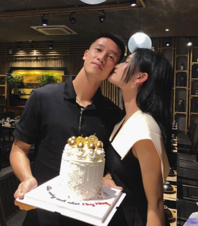 Thuỳ Dương cũng rất chu đáo, luôn hoàn thành vai trò người vợ “nâng khăn sửa túi” cho chồng, mạnh tay mua cho chồng những món đồ hàng hiệu.