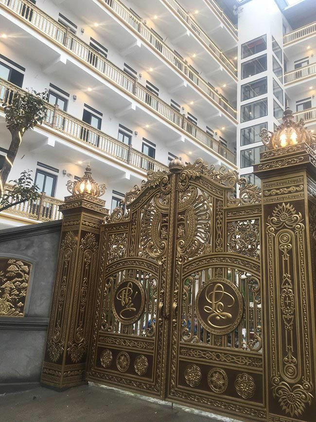 Ngay từ chiếc cổng dẫn vào khu nhà trọ đã cho thấy sự khác biệt khi được đúc mạ đồng cầu kỳ. Bên trong còn có thang máy, từng căn phòng trọ được trang bị bình nóng lạnh, điều hòa, quạt trần, quạt hút gió, giường gỗ…