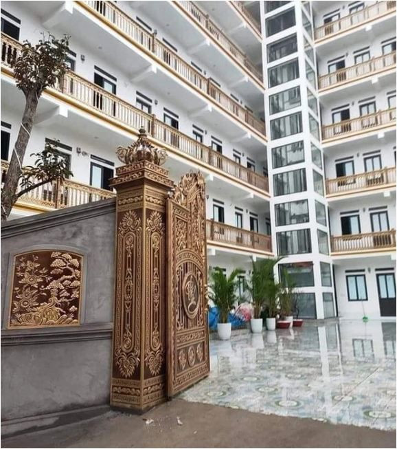 Ông Thiềng cho biết khu nhà của mình có 7 tầng với 54 phòng trọ được hoàn thiện và đưa vào sử dụng từ đầu năm 2021. Tổng chi phí xây dựng tòa nhà lên đến 8 tỷ đồng và gia chủ không tiếc tiền chăm chút từng chi tiết để đem đến những trải nghiệm tốt nhất cho khách thuê.