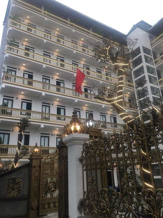 Đặc biệt, ông Lê Văn Thiềng miễn phí cho khách 100 số điện và 5 mét khối nước, còn nước uống sẽ được “bao trọn đời”.