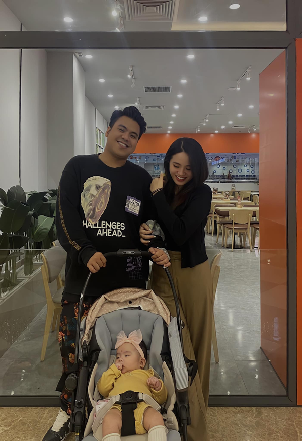 Đáng nói, với việc bạn bè thân thiết của nam streamer liên tục gọi nhóc tì này là "bé Tiến", nhiều người cho rằng khả năng cao đây là một cậu quý tử.