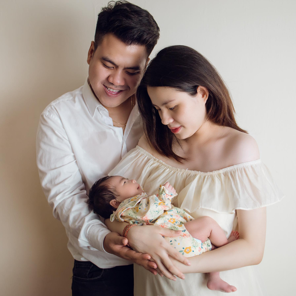 Sau đó không lâu, nam streamer đã khoe khoảnh khắc mình được lên chức khiến người hâm mộ không khỏi vui mừng. Tuy nhiên, anh đã khéo léo dùng nhãn dán để che mặt bé, giấu kín giới tính của con đầu lòng.