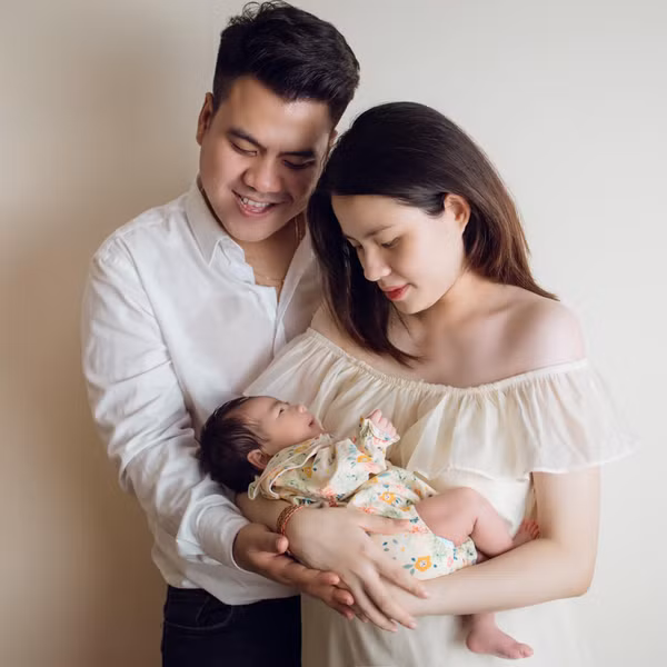 Sau đó không lâu, nam streamer đã khoe khoảnh khắc mình được lên chức khiến người hâm mộ không khỏi vui mừng. Tuy nhiên, anh đã khéo léo dùng nhãn dán để che mặt bé, giấu kín giới tính của con đầu lòng.