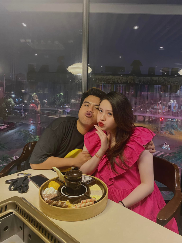 Dân mạng hồ hởi chúc mừng NSƯT Thế Hùng đã có cháu đích tôn cũng như vợ chồng "giáo chủ" Mimosa đã đón một bé trai kháu khỉnh.