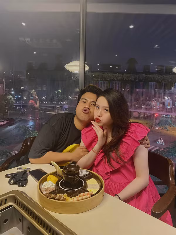 Dân mạng hồ hởi chúc mừng NSƯT Thế Hùng đã có cháu đích tôn cũng như vợ chồng "giáo chủ" Mimosa đã đón một bé trai kháu khỉnh.