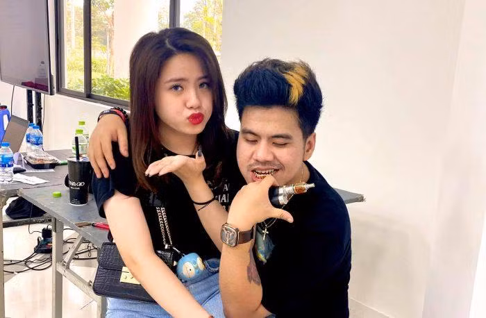 Mimosa là một streamer rất vui tính và "lầy lội" trên mạng xã hội. Những buổi livestream của "giáo chủ" thu hút rất nhiều lượt xem từ cư dân mạng.