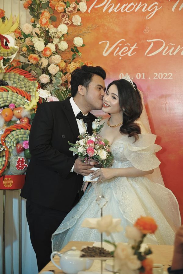 Mới đây, Mimosa đã đăng tải bức ảnh một nhà ba người cùng dòng trạng thái không thể đơn giản hơn: “Bố là tất cả bố ơi bố ơi”.