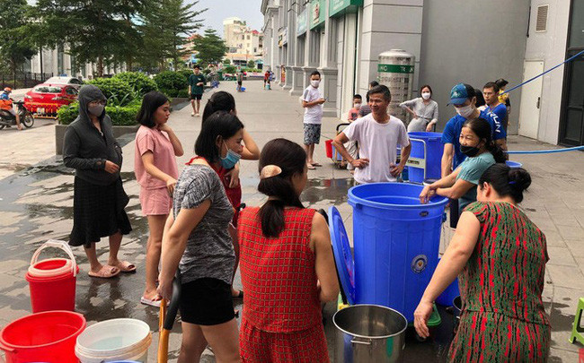Mới đây, nhiều chung cư Hà Nội mất nước khiến nhiều cư dân phải sắp xếp công việc để ở nhà tranh thủ hứng nước mang lên tầng cao để sinh hoạt.