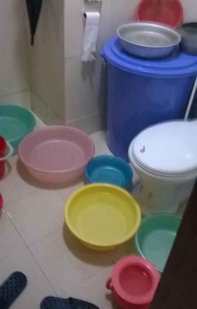 "Xoong có thể thủng, thùng chứa có thể mòn. Song tình trạng mất nước không hề thay đổi...."